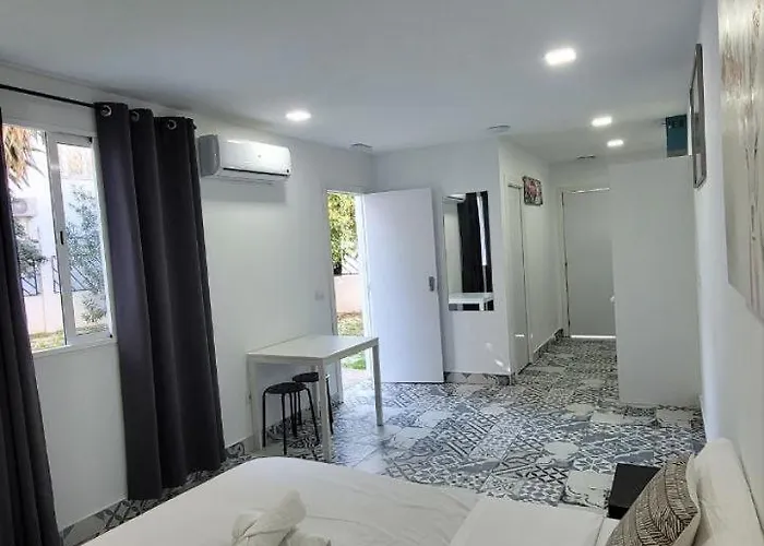 Ayz Silvela - Auto Check-in فندق مالقة